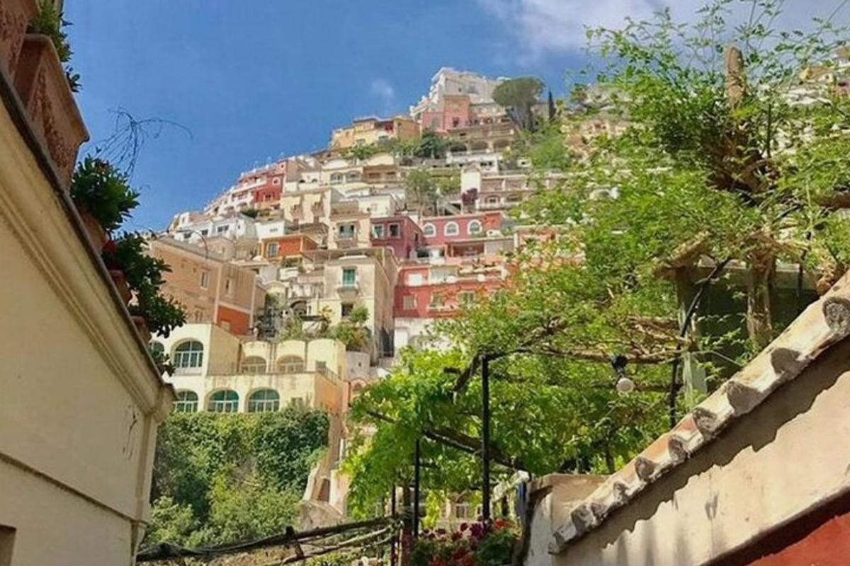 丘の斜面にあるたくさんの建物