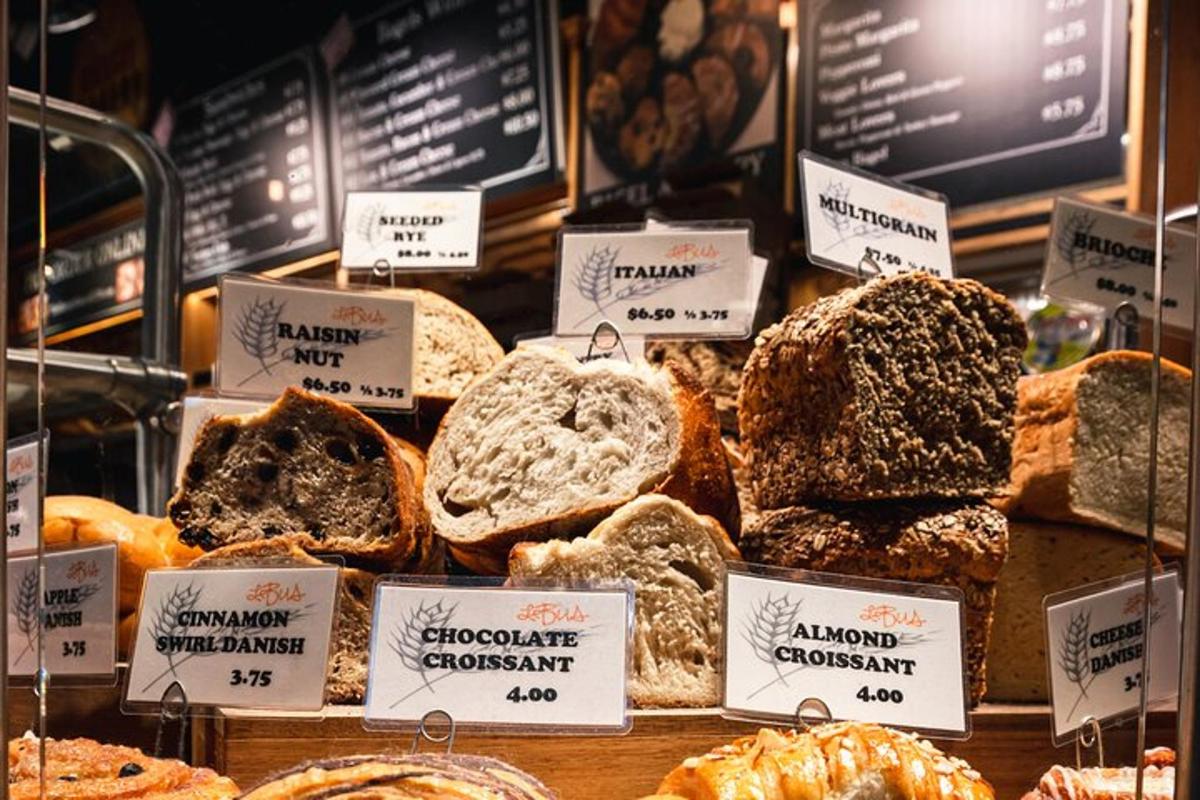 uma exposição de diferentes tipos de pão em uma padaria