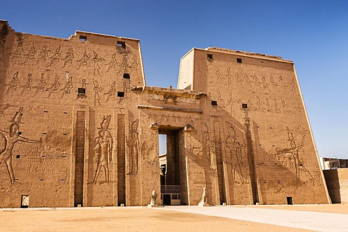 مبنى به لوحات على جانبه
