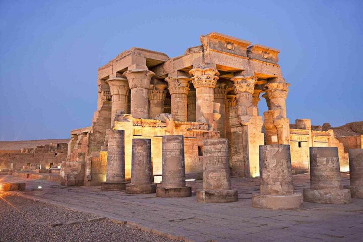 un antico edificio con colonne nel deserto
