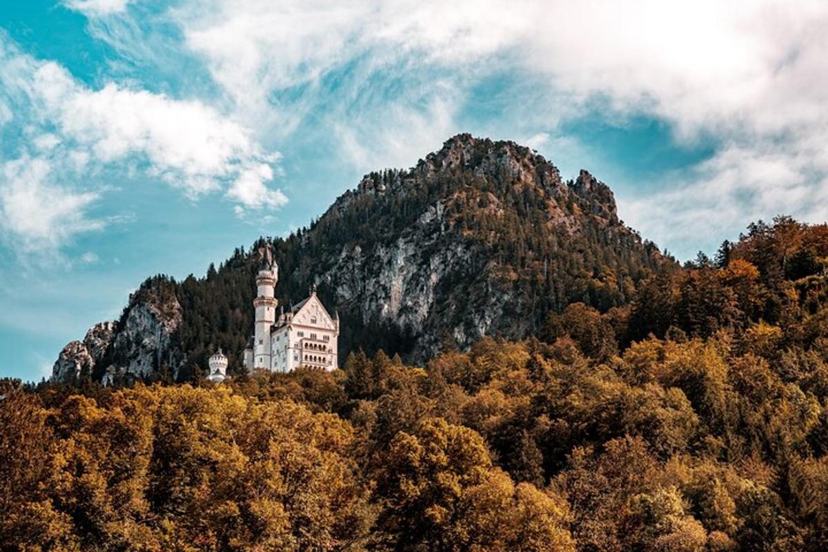 un castello in cima a una collina con una montagna