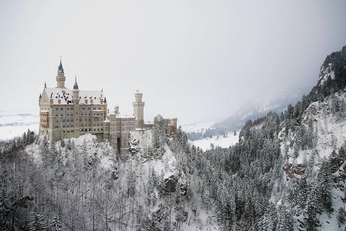un castello in cima a una montagna nella neve