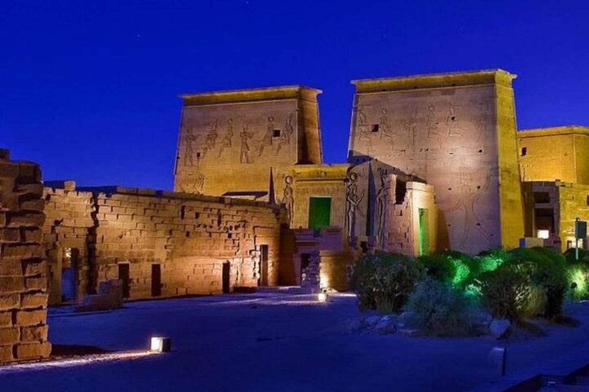 緑色のライトが灯る夜の古い建物