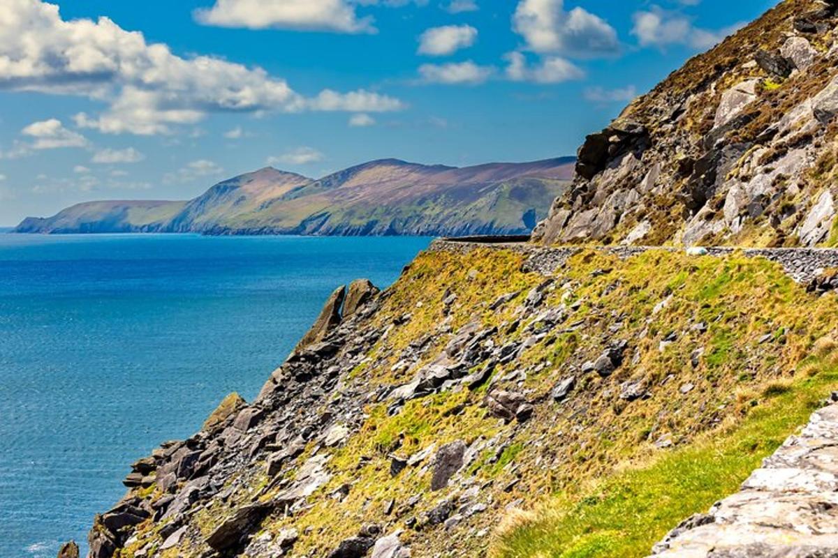 vegur við fjallshlíð við vatnið