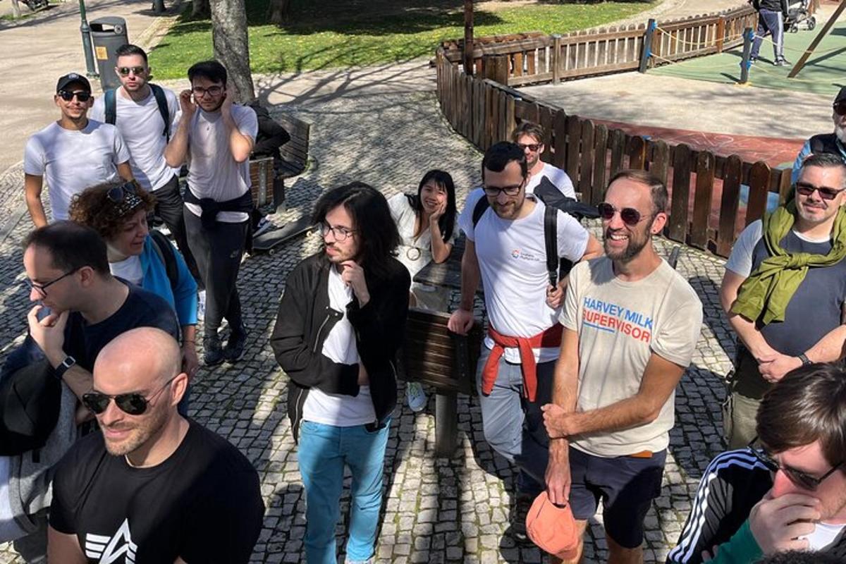 קבוצת אנשים יורדת במדרגות