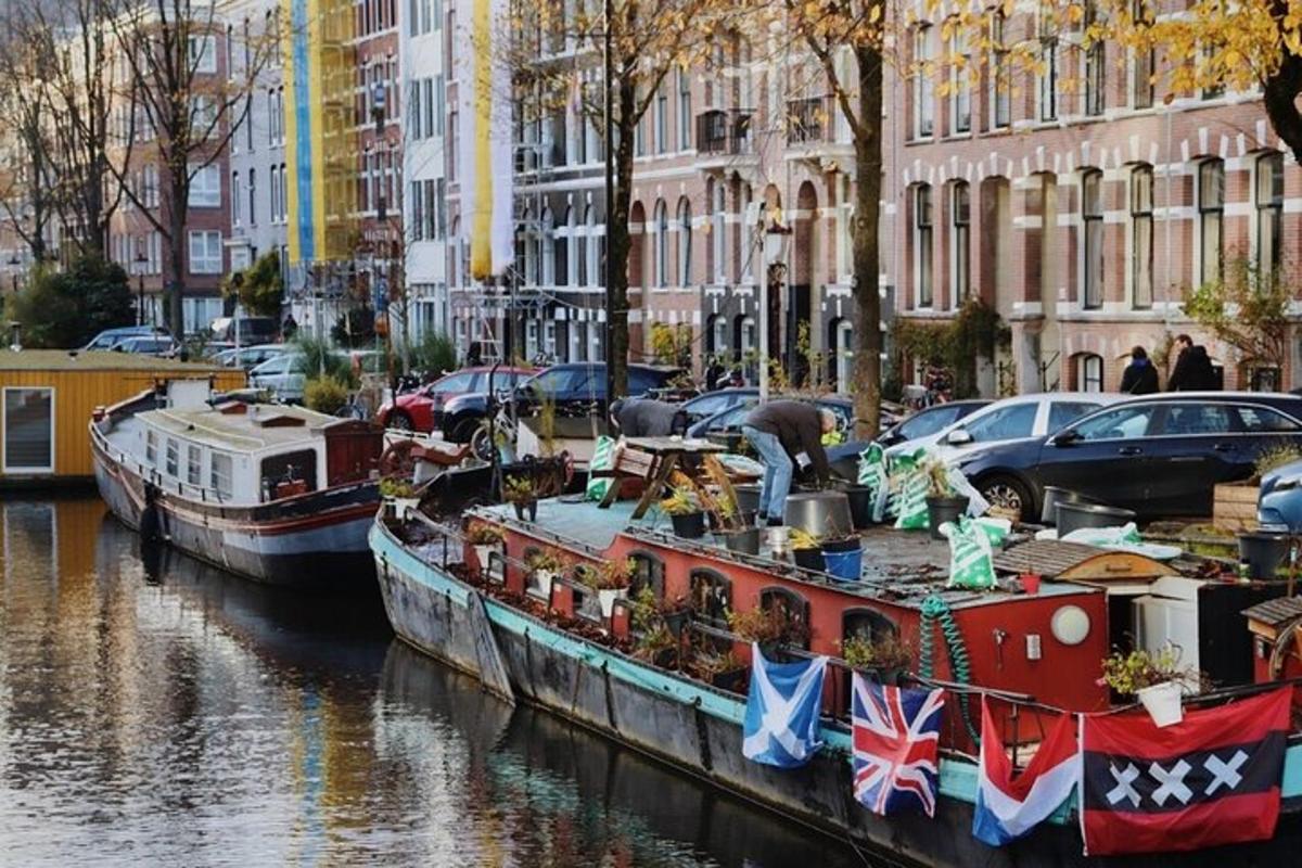 deux bateaux sont amarrés sur une rivière dans une ville