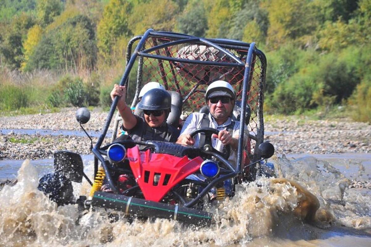 un home i un nen en un quad a l'aigua