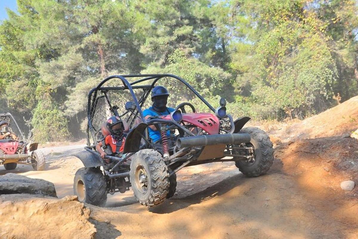 un grup de persones que viatgen en un quad per una carretera de terra