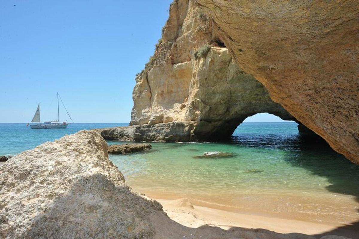 un vaixell a l'aigua al costat d'una cova de roca