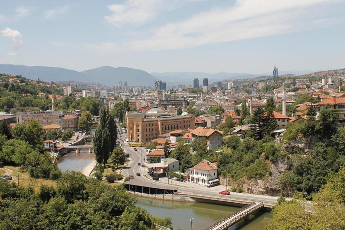 pohled na město s řekou a mostem