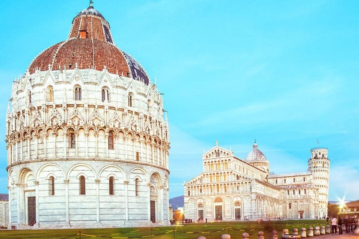 una foto della torre pendente di Pisa