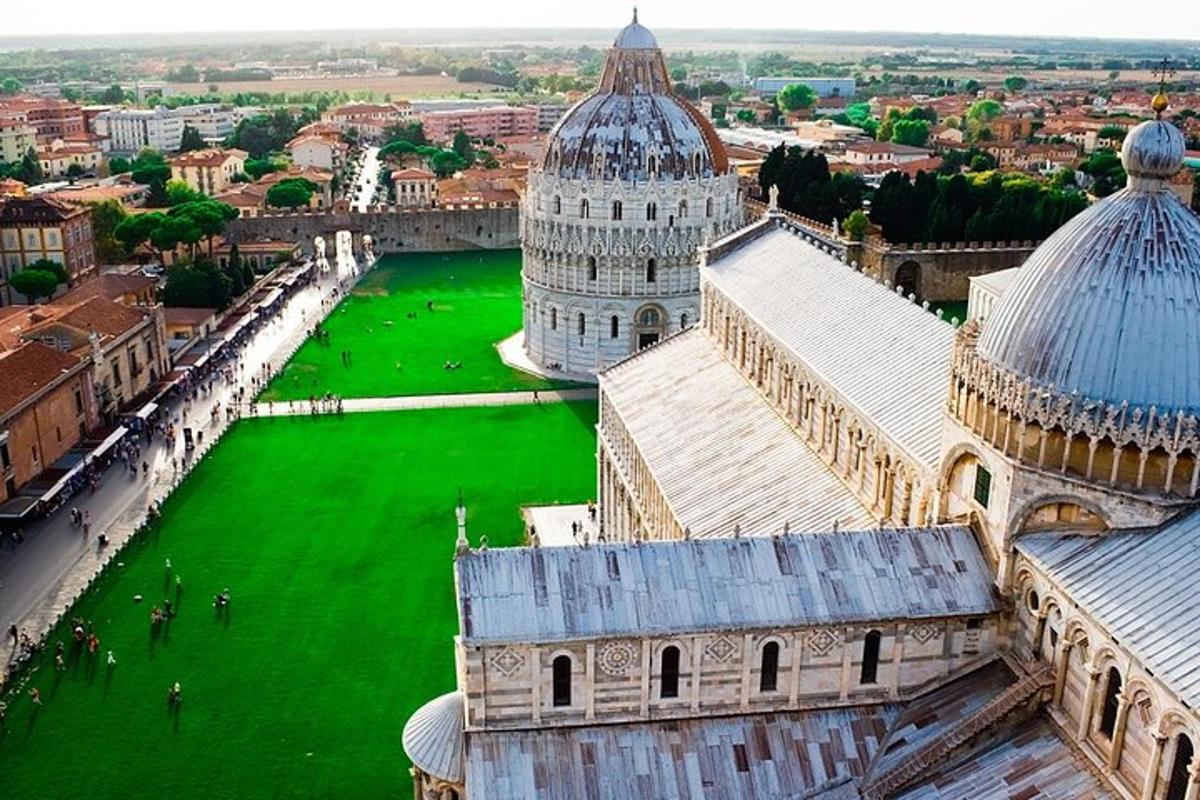 una vista aerea di una cattedrale con un campo verde