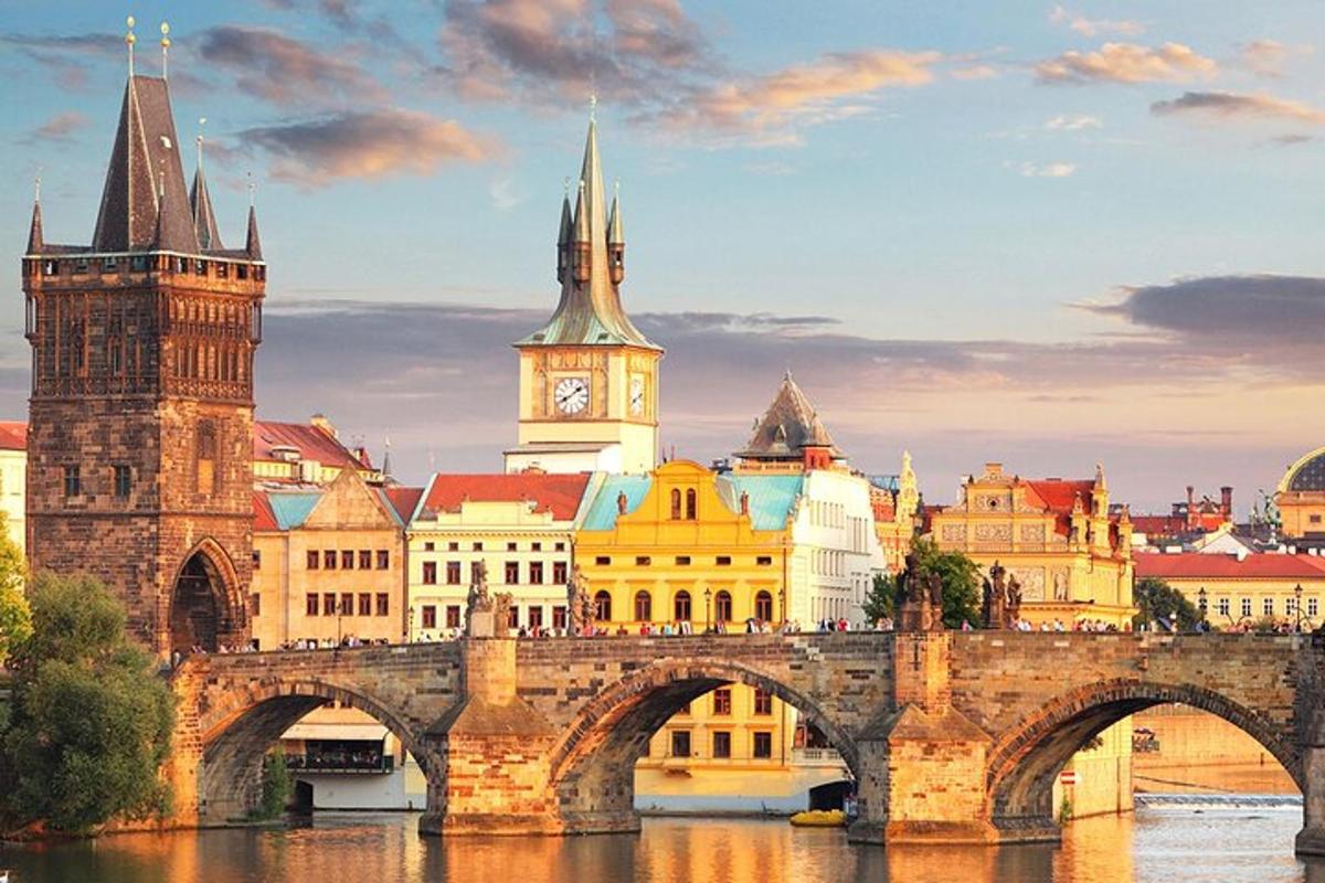 una città con un ponte e una torre dell'orologio