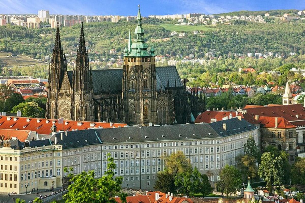 un grande edificio con una torre dell'orologio in una città