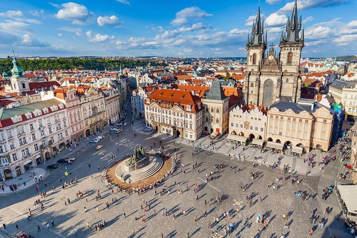 una vista aerea di una città con edifici e una cattedrale