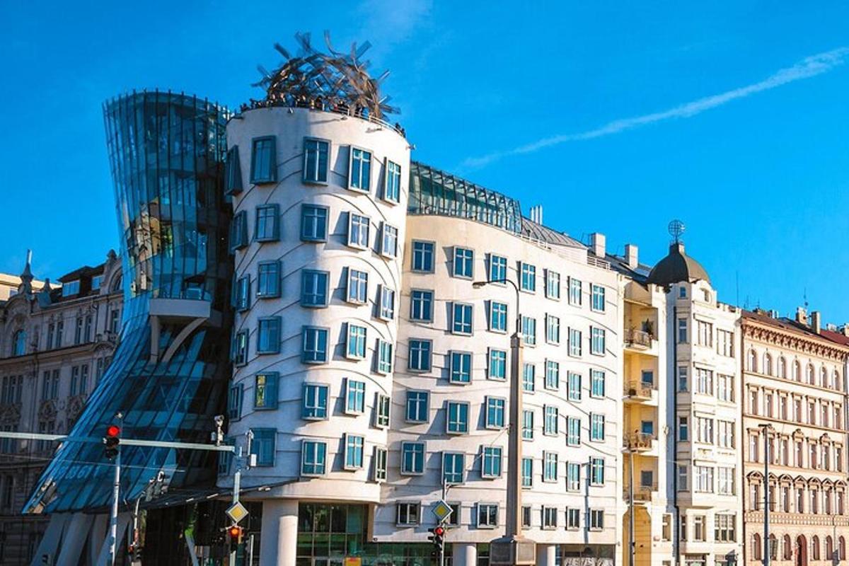 un grande edificio bianco di fronte a un edificio