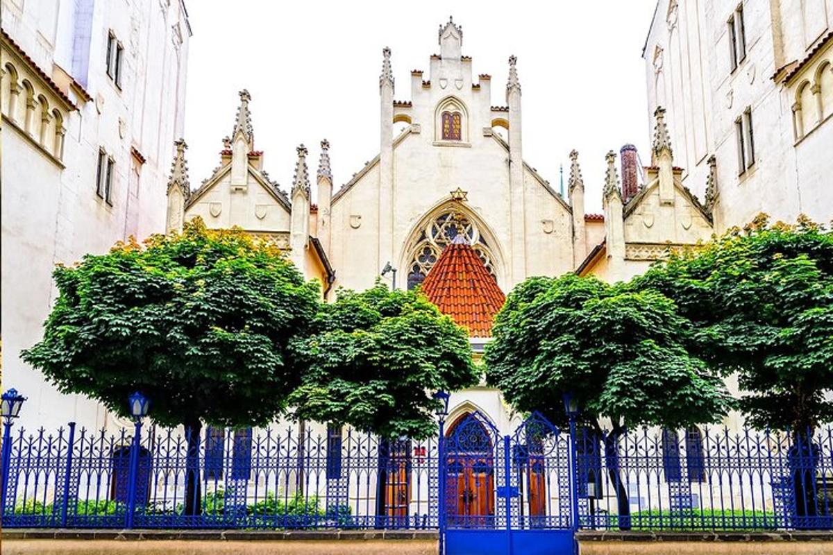una chiesa con alberi davanti a una recinzione