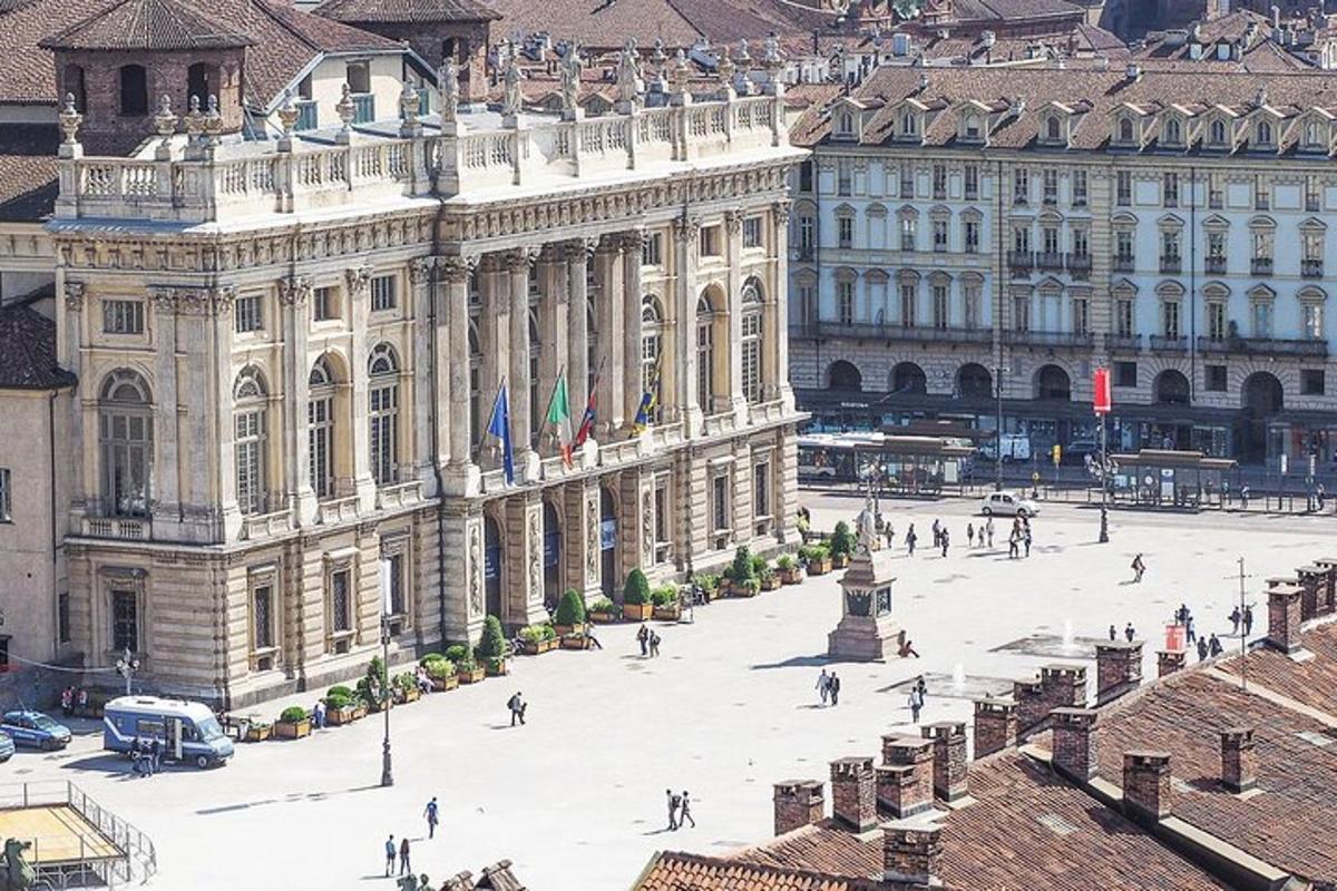 un gran edifici amb una plaça al davant