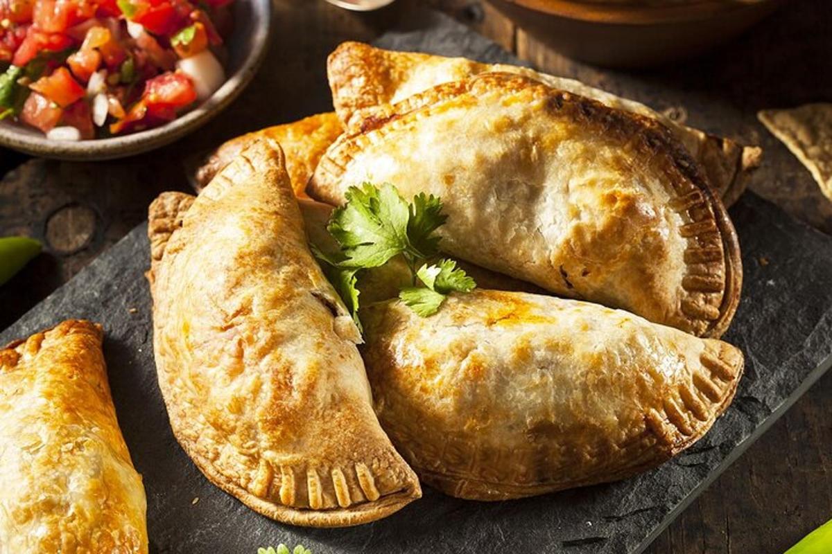 un piatto di cibo con fagottini e un'insalata