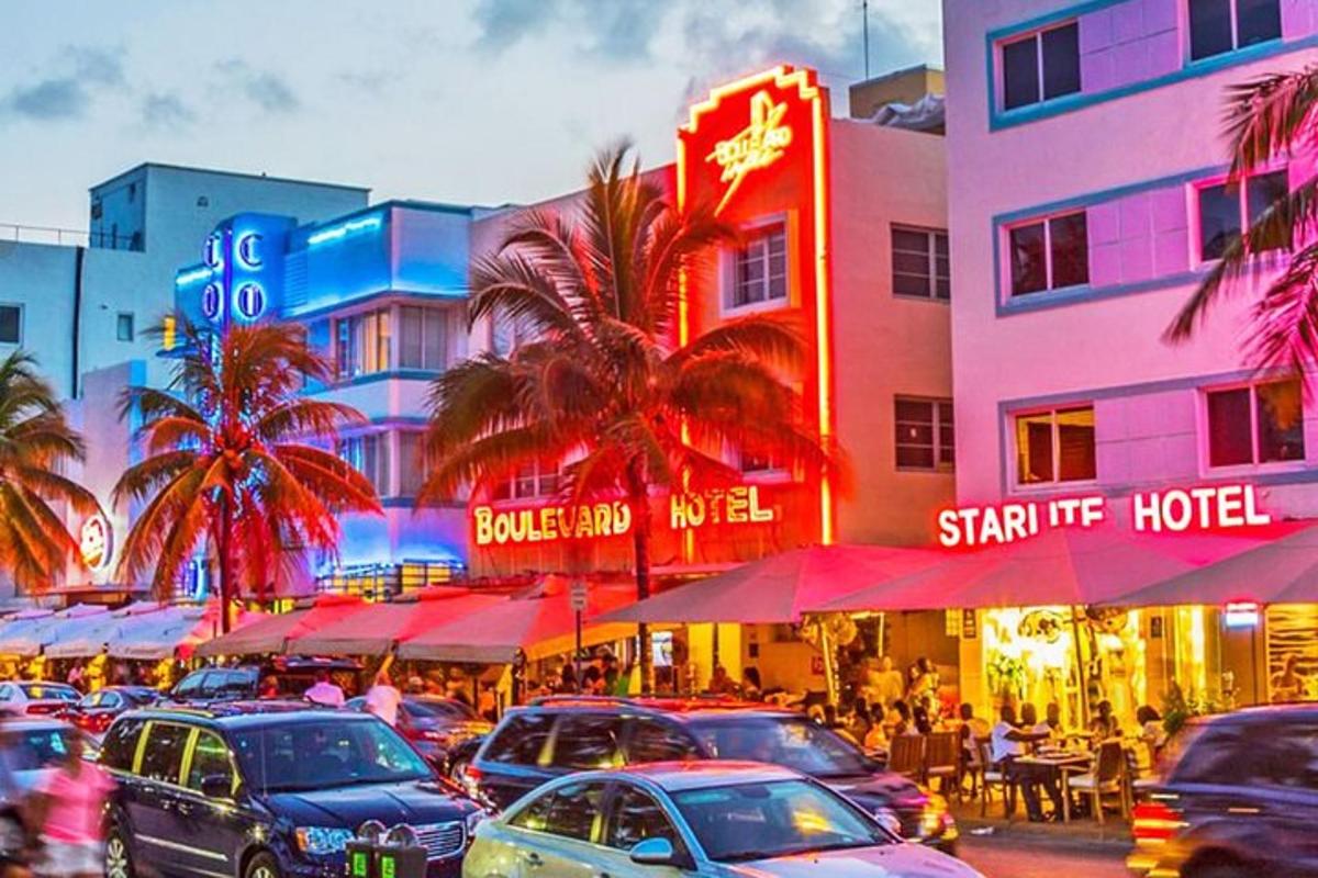 una strada trafficata con auto parcheggiate davanti a un hotel