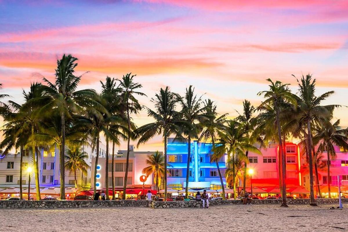 un gruppo di palme su una spiaggia con un edificio