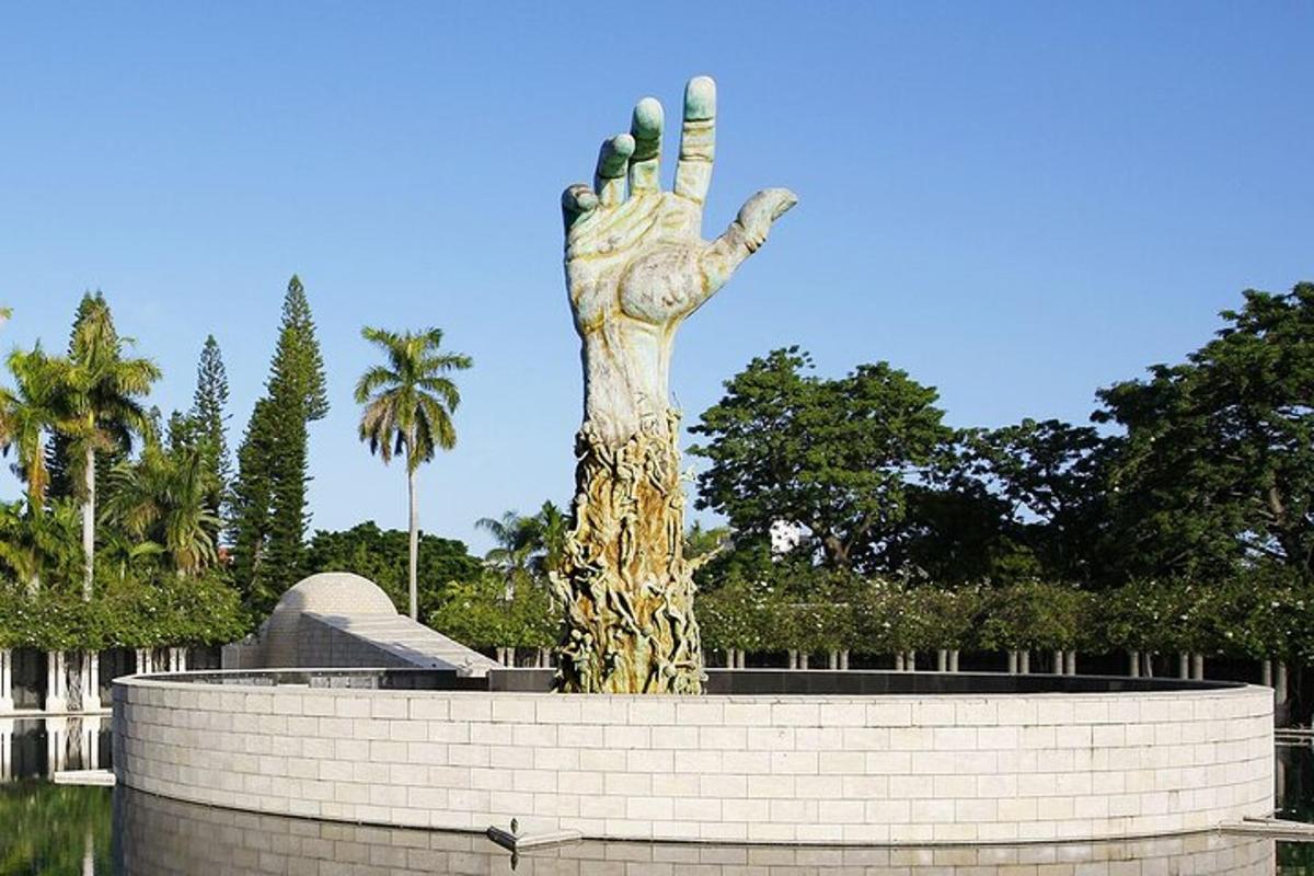 uma estátua de uma mão estendida sobre uma parede de tijolos