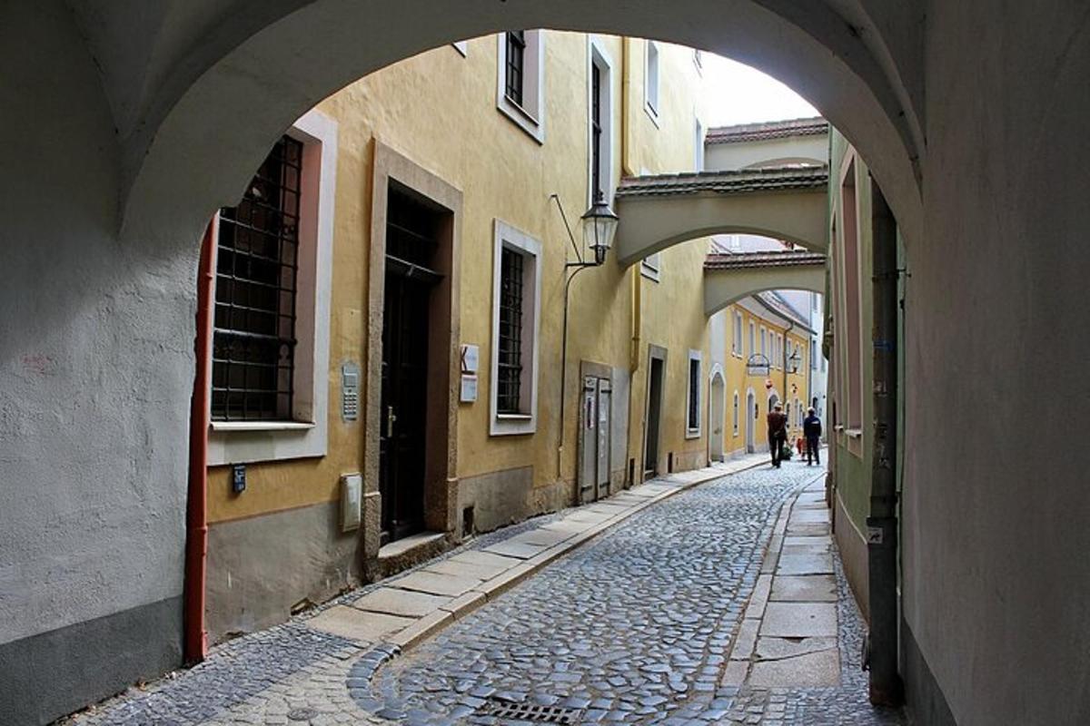 linnas asuv võlvkäiguga allee
