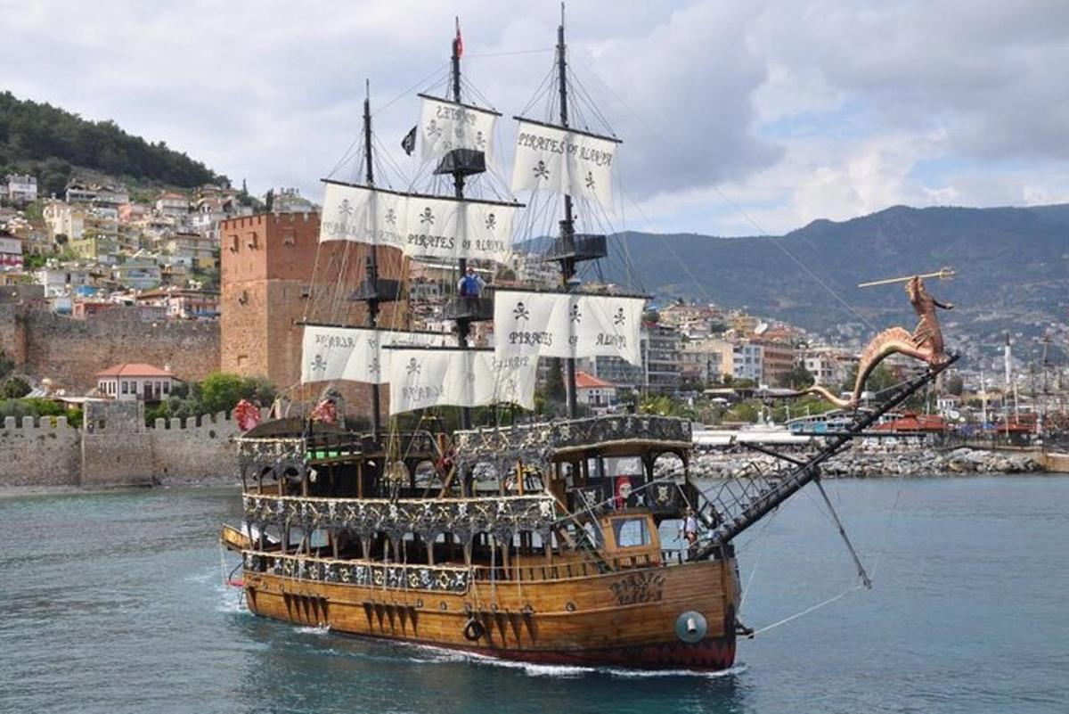 ένα πειρατικό πλοίο στο νερό κοντά σε μια πόλη