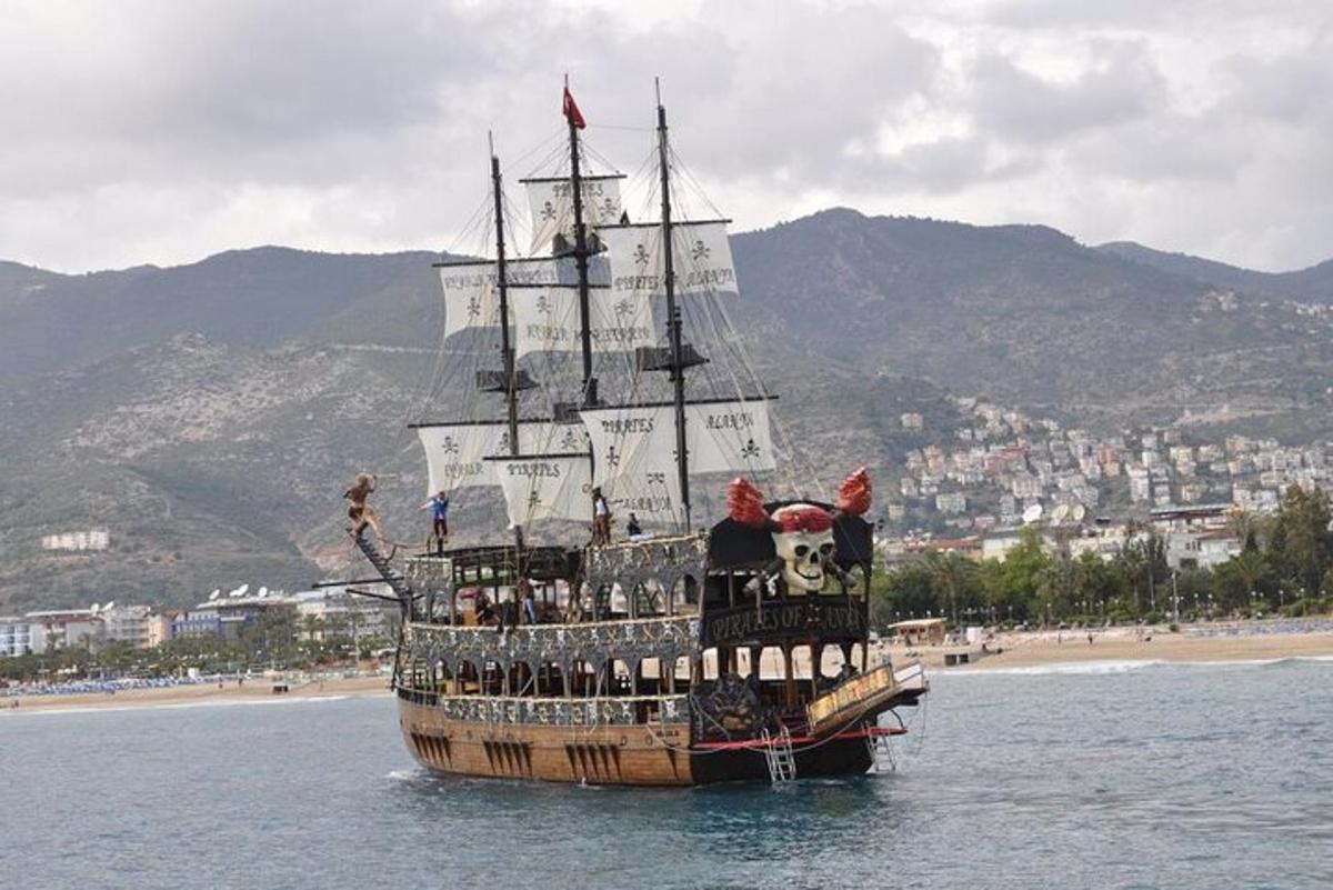 ένα πειρατικό πλοίο στο νερό δίπλα σε μια παραλία