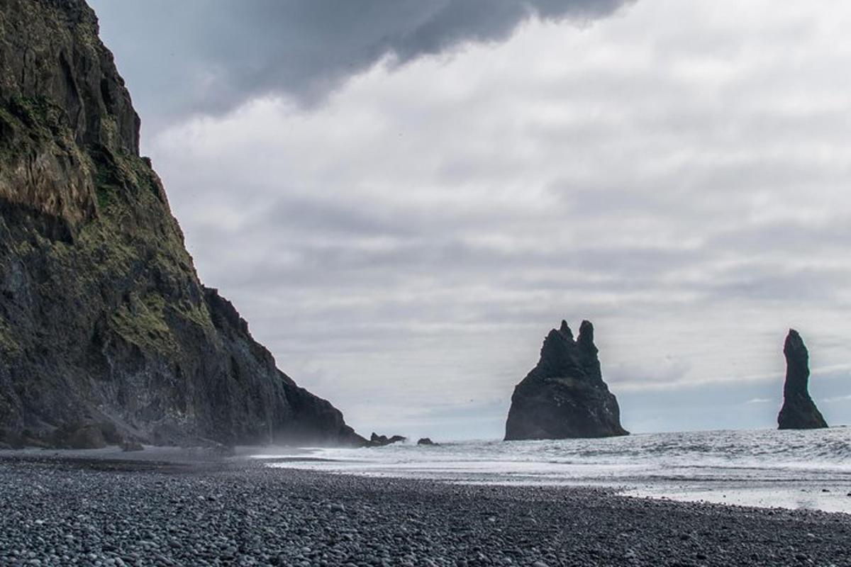 une plage rocheuse avec deux gros rochers dans l'océan