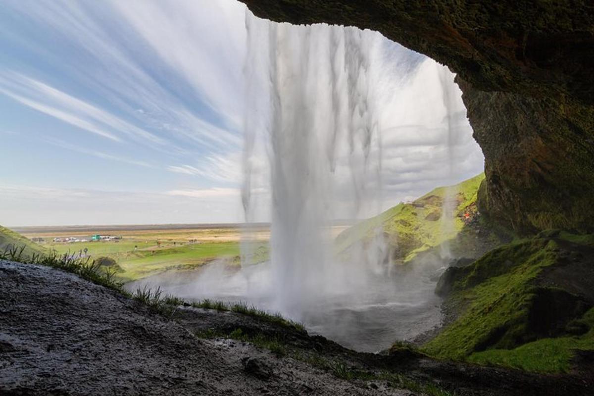 une vue d'une cascade depuis une grotte