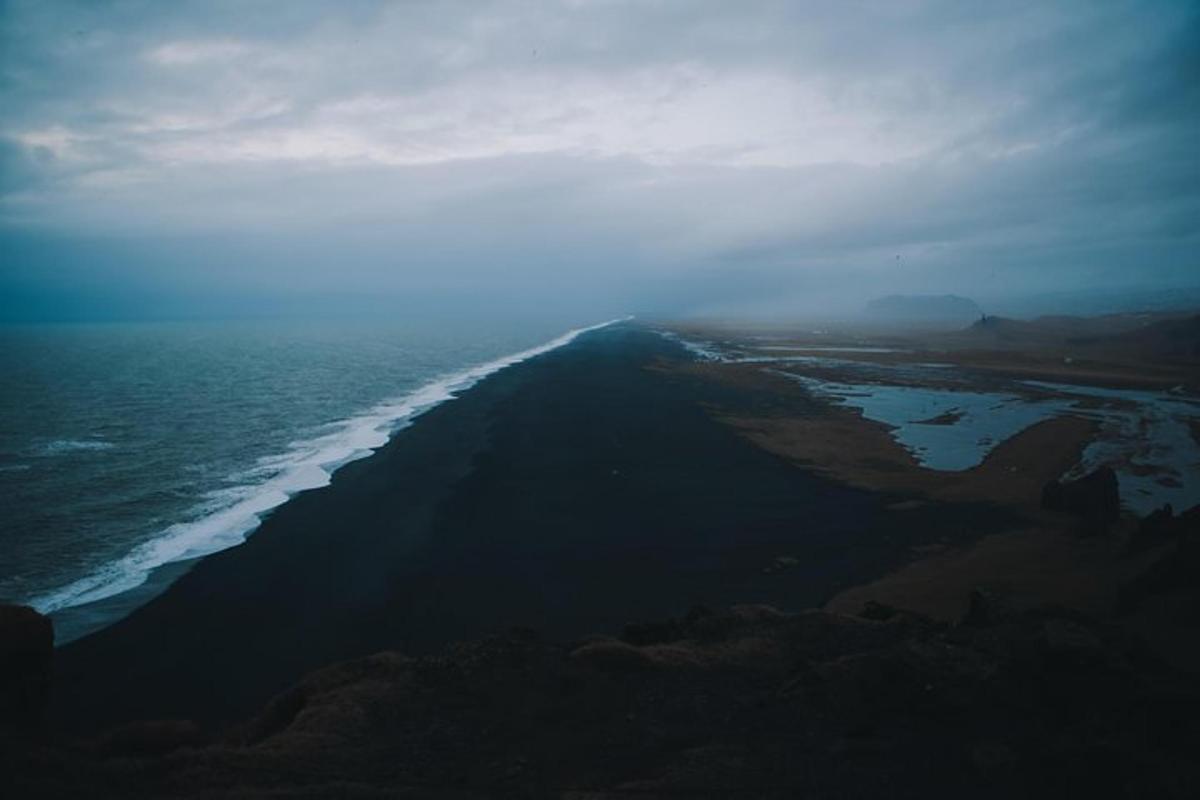letecký pohled na pláž a oceán