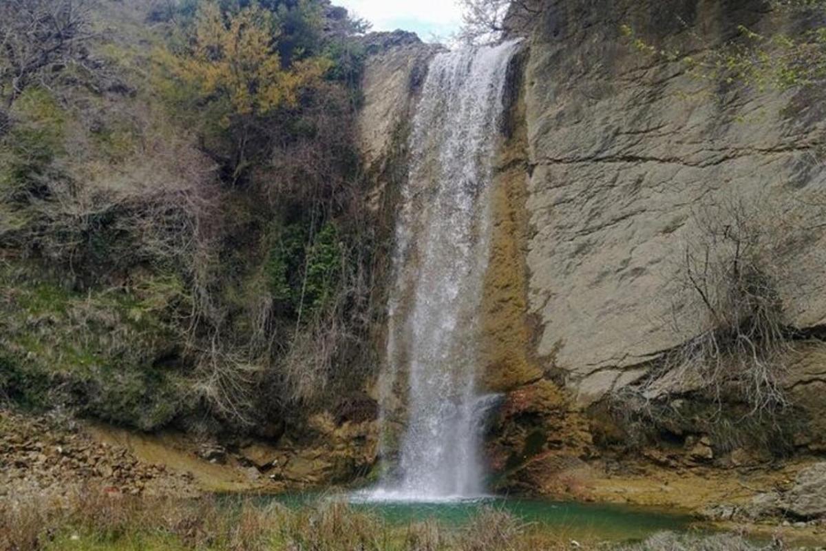 o cascadă pe coasta unei stânci