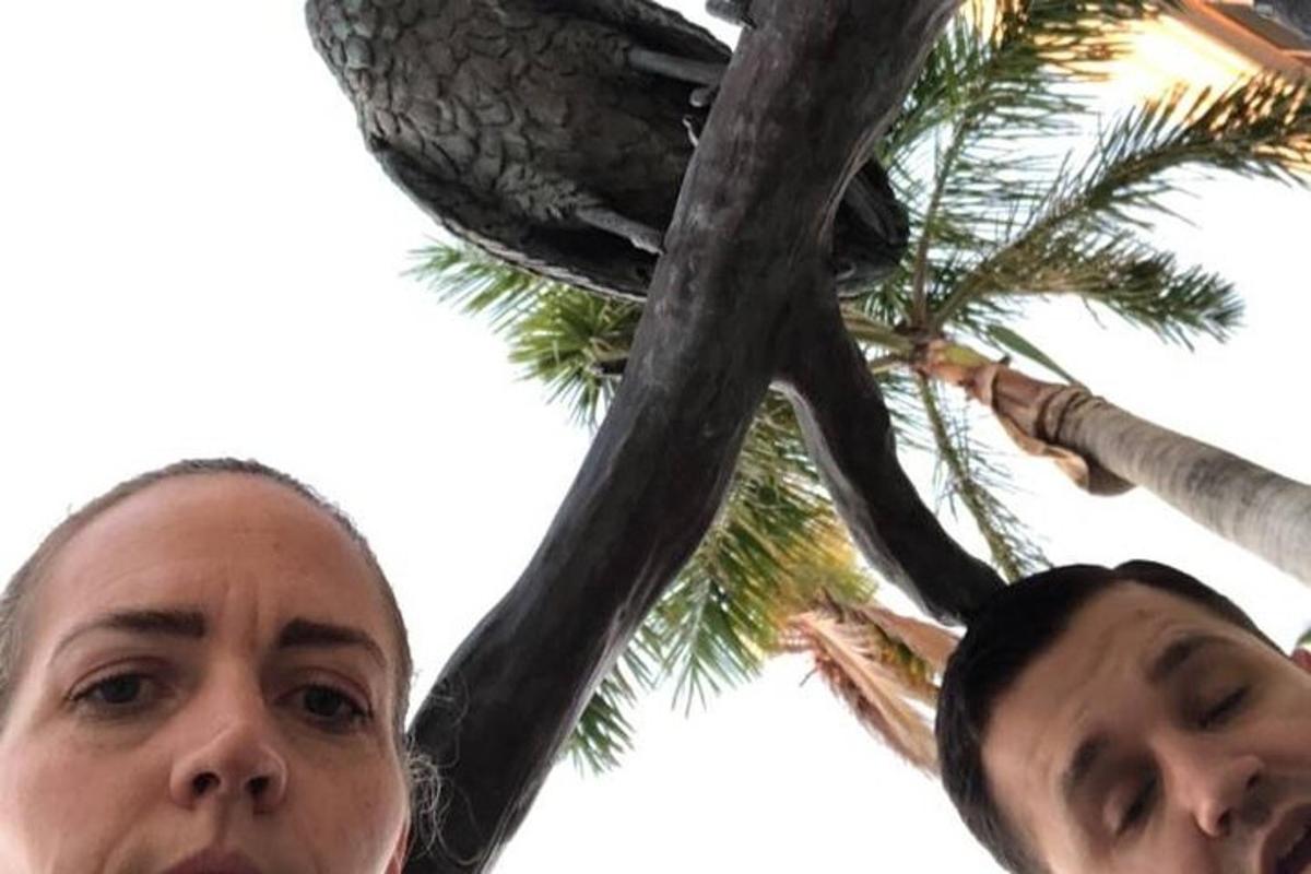 muž a žena stojící na palmě
