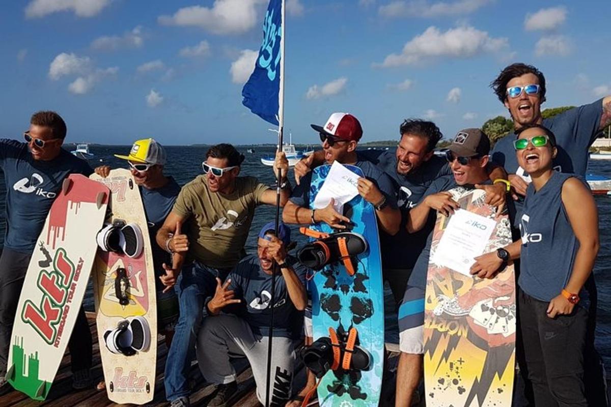 eine Gruppe von Männern steht auf einem Boot und hält Skateboards