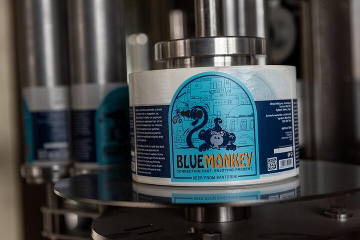 sebotol deodoran monyet biru duduk di atas meja