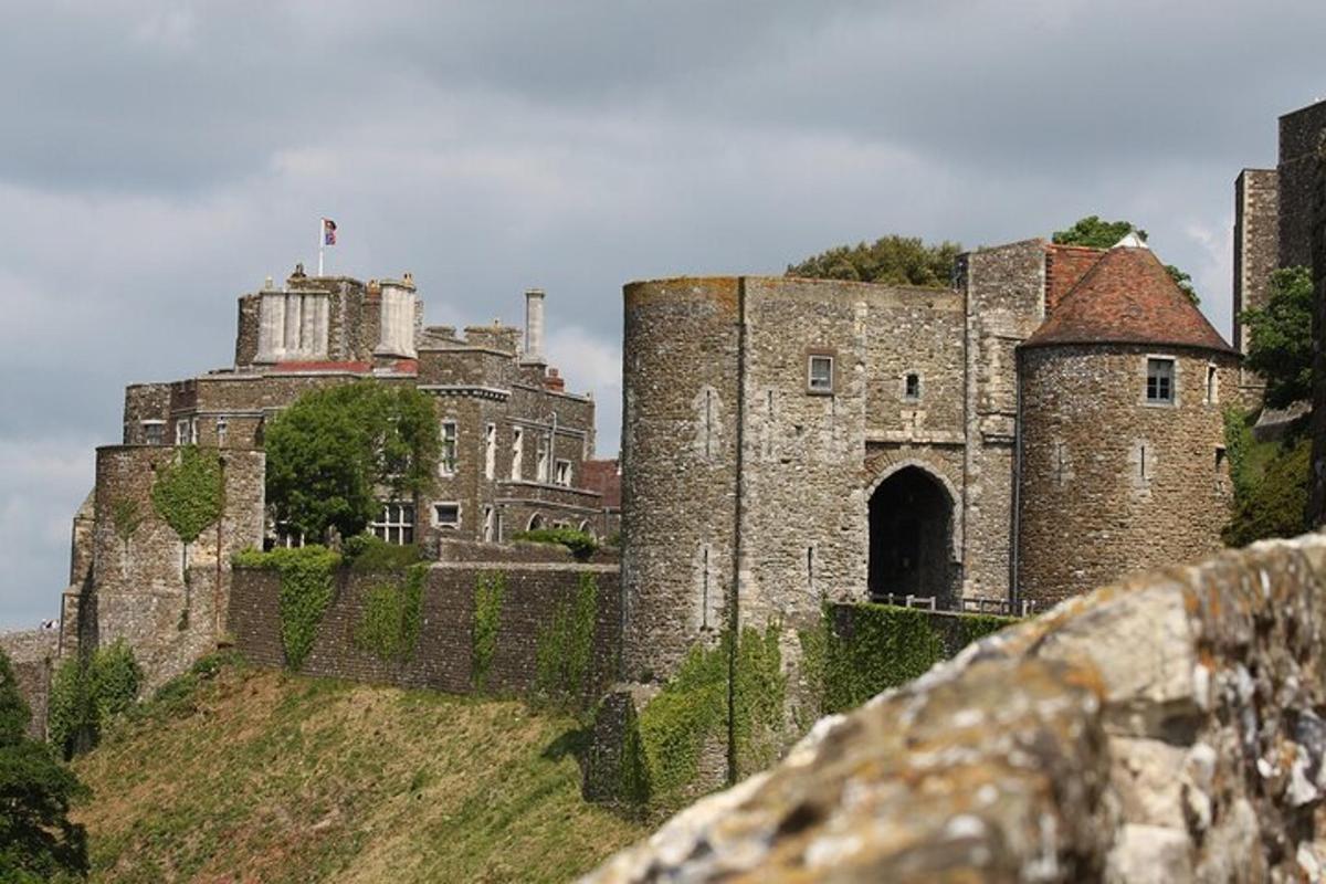 starý hrad stojící na vrcholu kopce