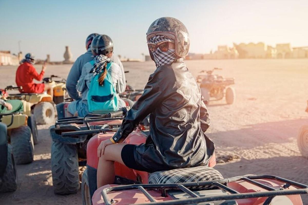 eine Gruppe von Menschen sitzt auf Quads am Strand