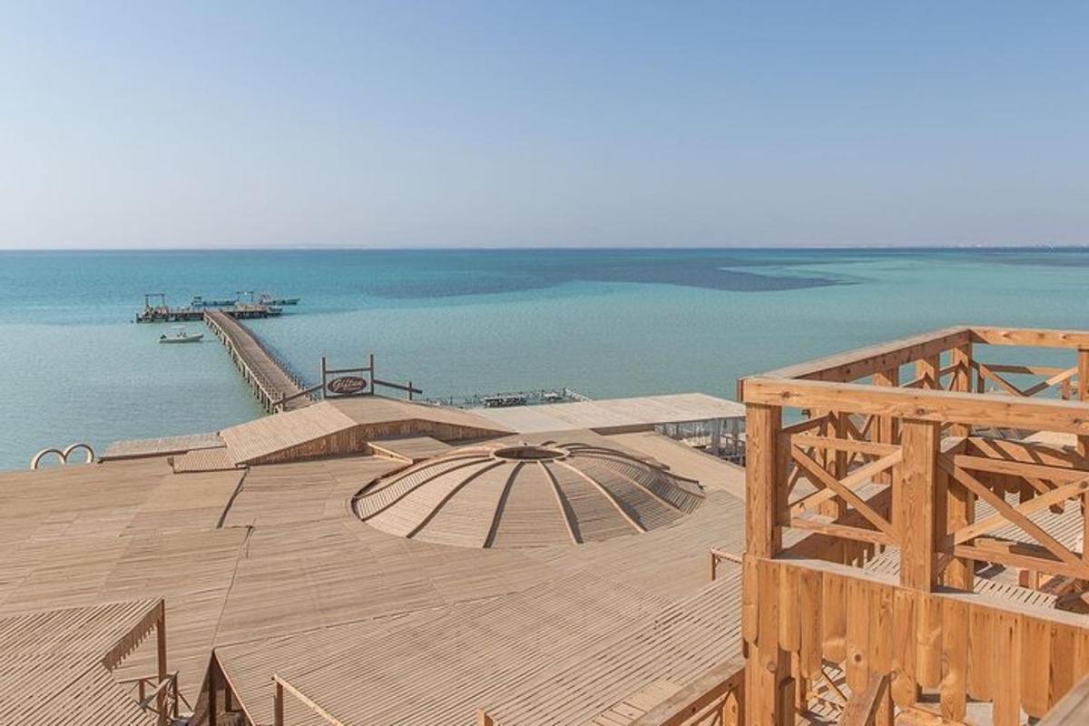 ein Holzdeck mit Sonnenschirm am Meer