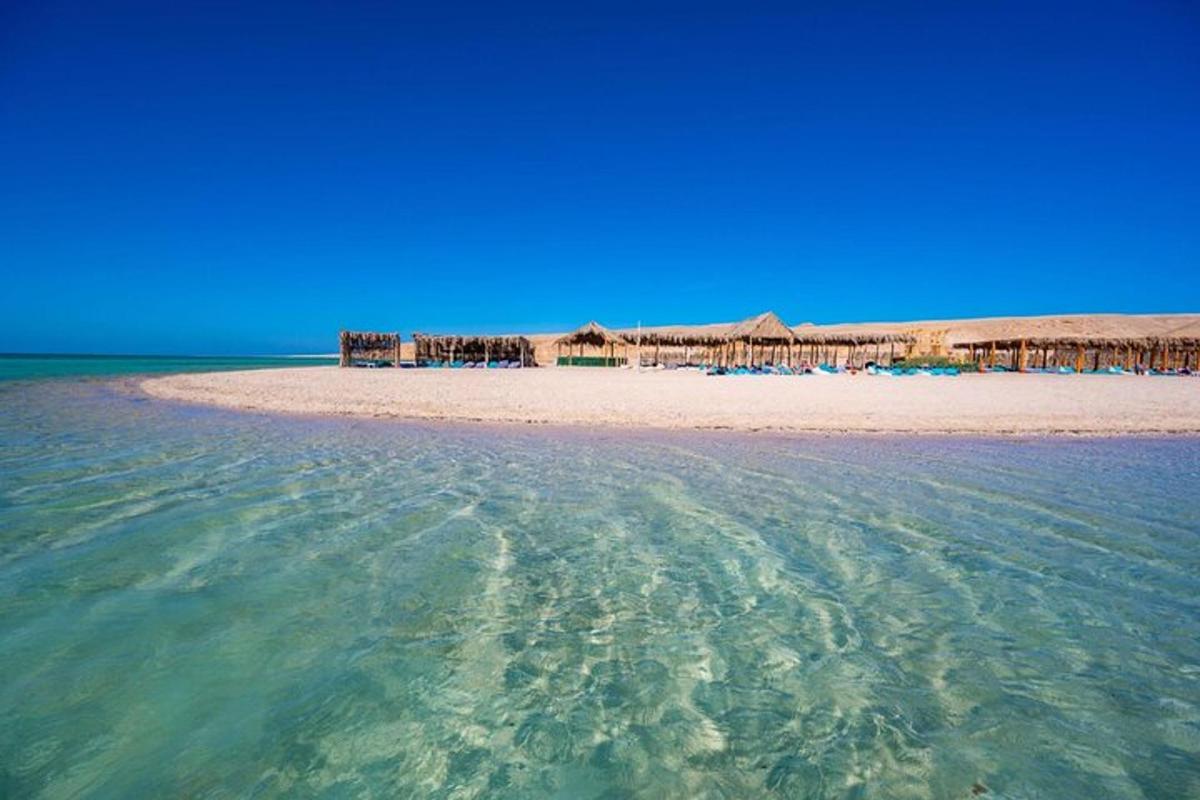 ein Blick auf einen Strand vom Wasser aus