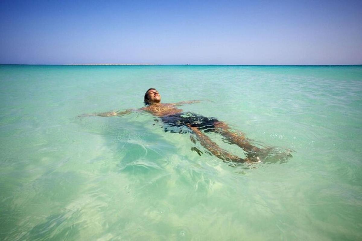 ein Mann, der im Wasser im Ozean schwimmt