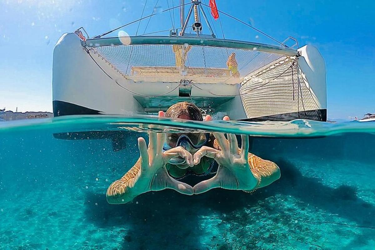 una donna sdraiata su una barca in acqua