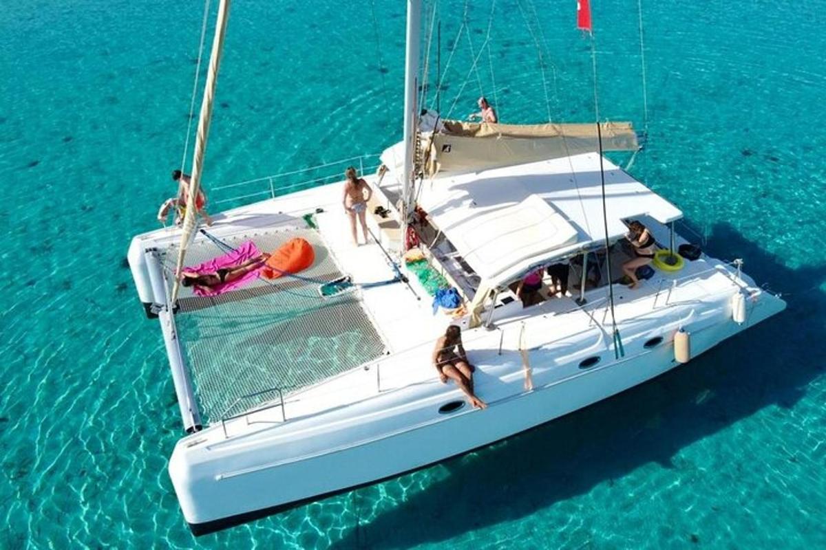 un gruppo di persone su una barca a vela in acqua