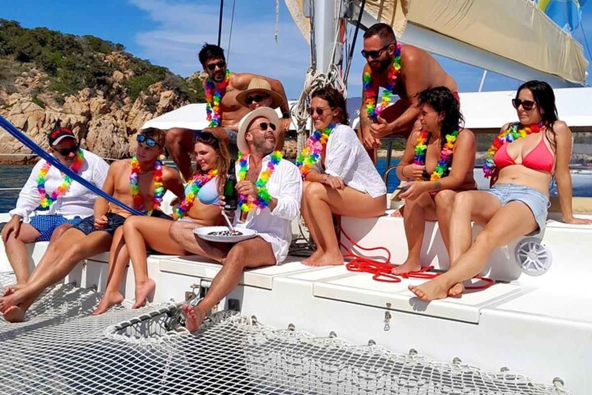 un gruppo di persone sedute su una barca