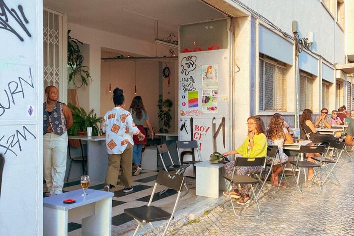un gruppo di persone sedute ai tavoli di un edificio