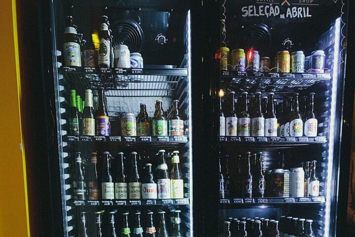 un frigorifero pieno di tante bottiglie di alcol