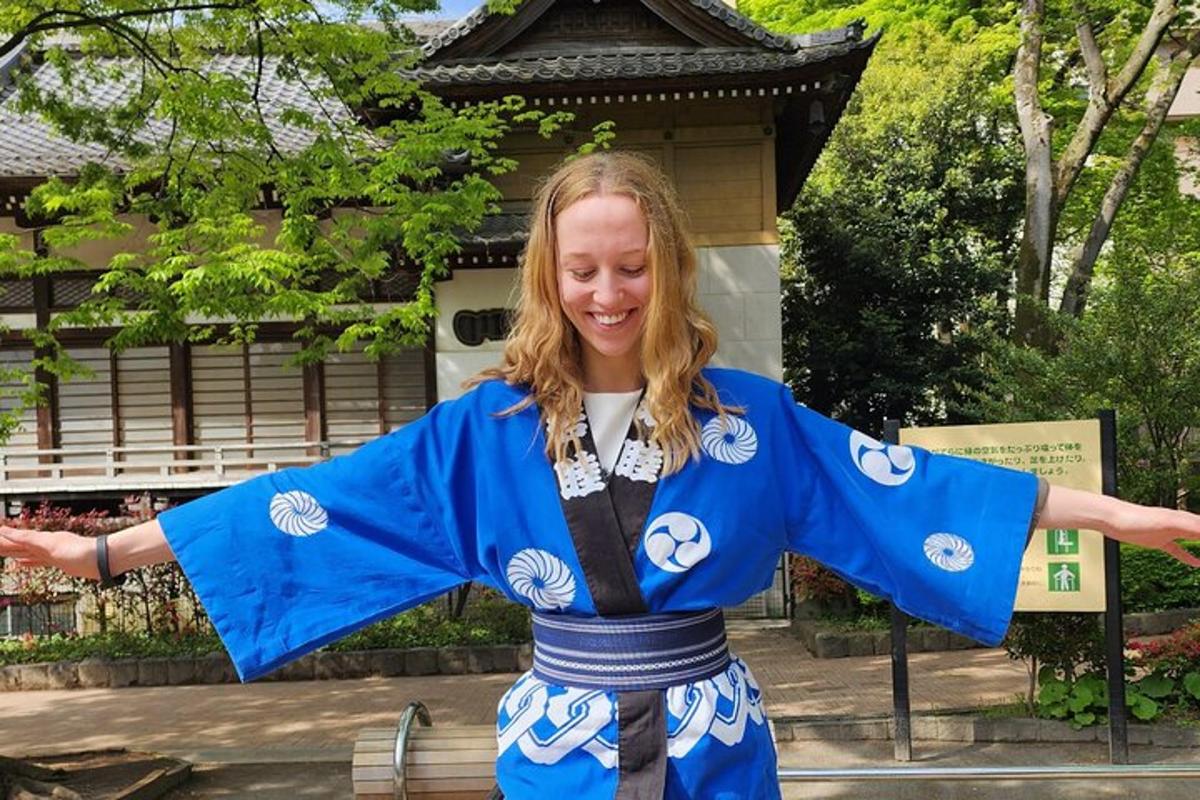mladá dívka má na sobě modré kimono