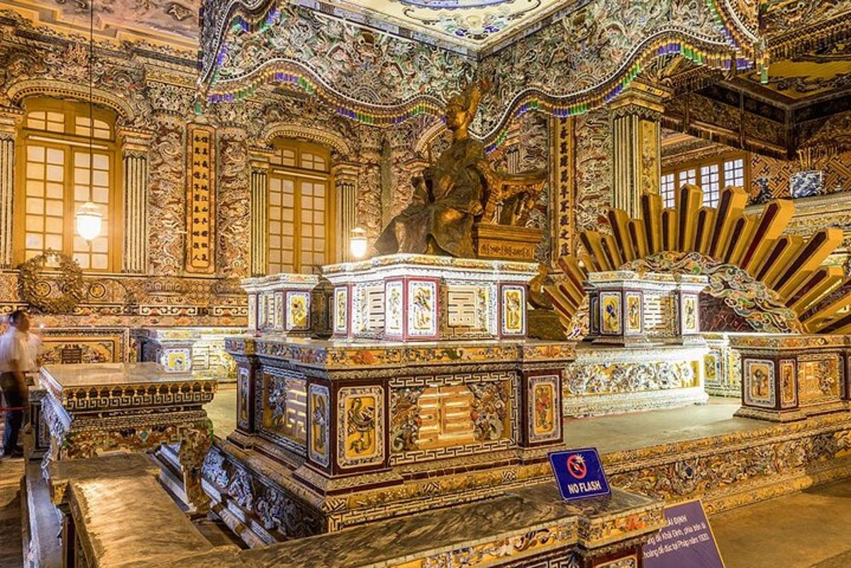 una grande stanza con un edificio con soffitti decorati