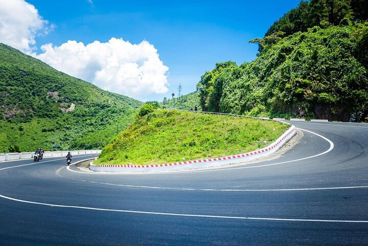 una strada tortuosa su una collina con delle motociclette sopra