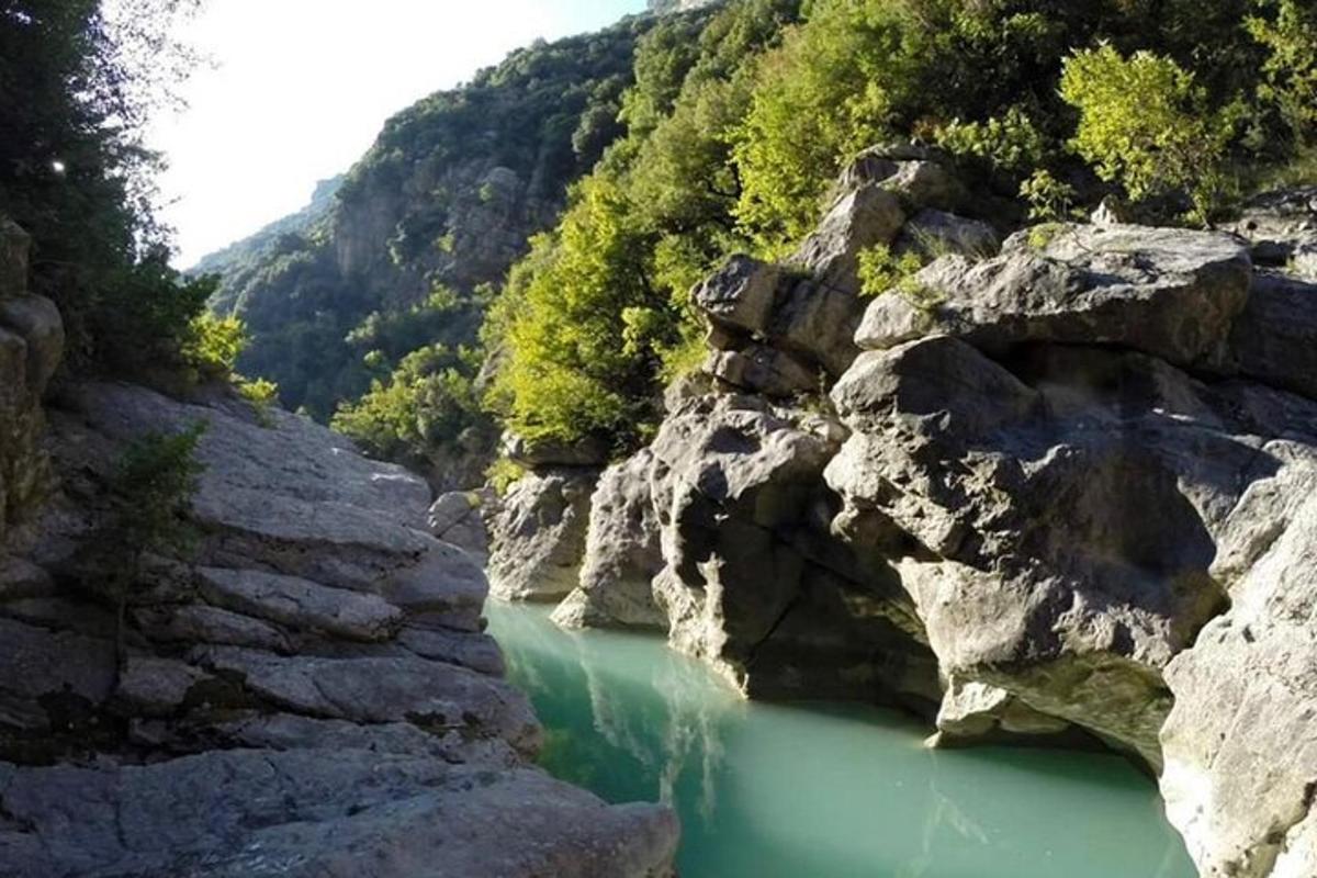 vodno telo med dvema velikima skalama